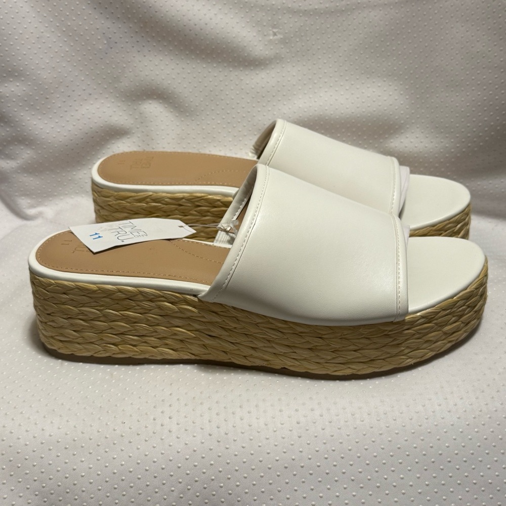 Time And Tru Tan and White Platform Slip-On Shoes Women’s Size 11